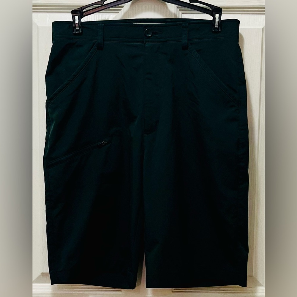 Oobē Men’s Black Cargo Pocket Shorts size 28” x 21”